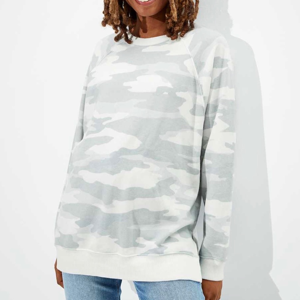 American Eagle Oversized Sweater Womens Small White Camouflage  Jegging Fit